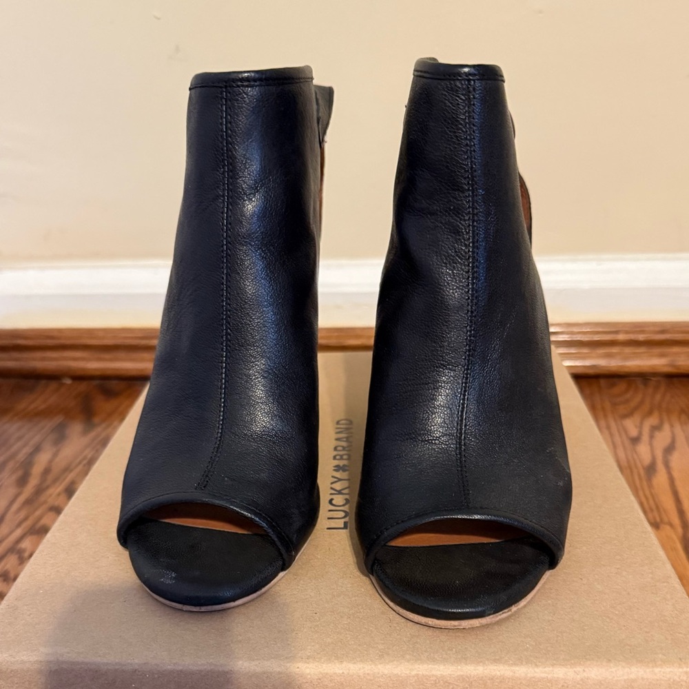 Lucky Brand Peep Hole Shoe (LK-RISZA)